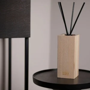 namų kvapas su lazdelėmis