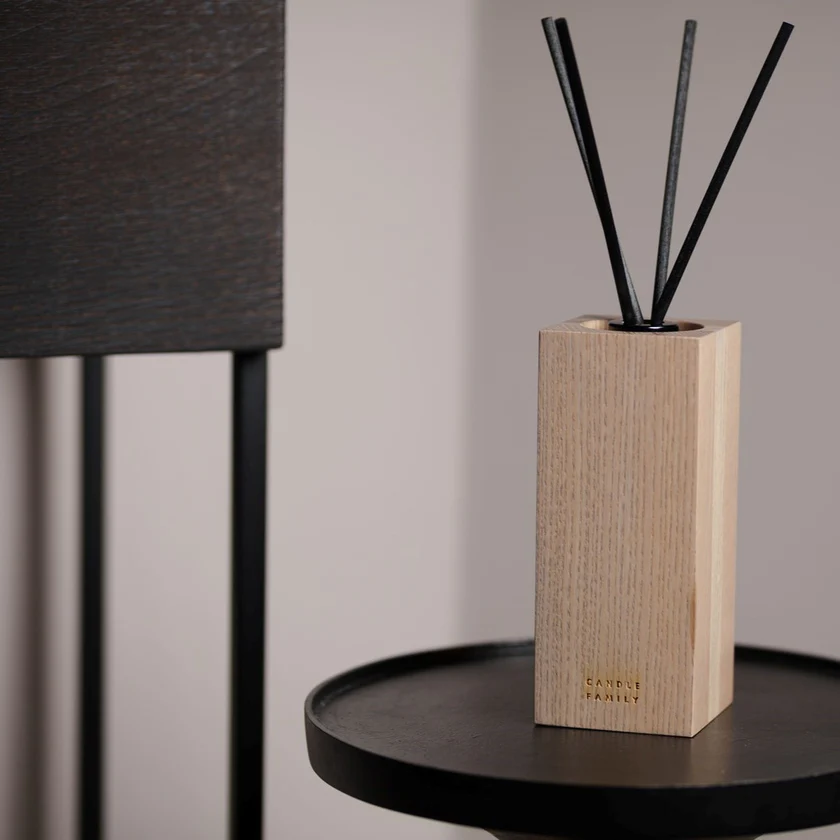 namų kvapas su lazdelėmis