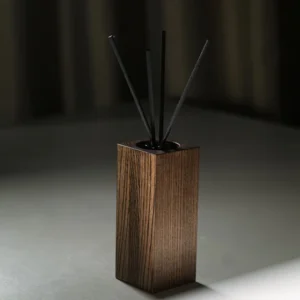 namų kvapas su lazdelėmis