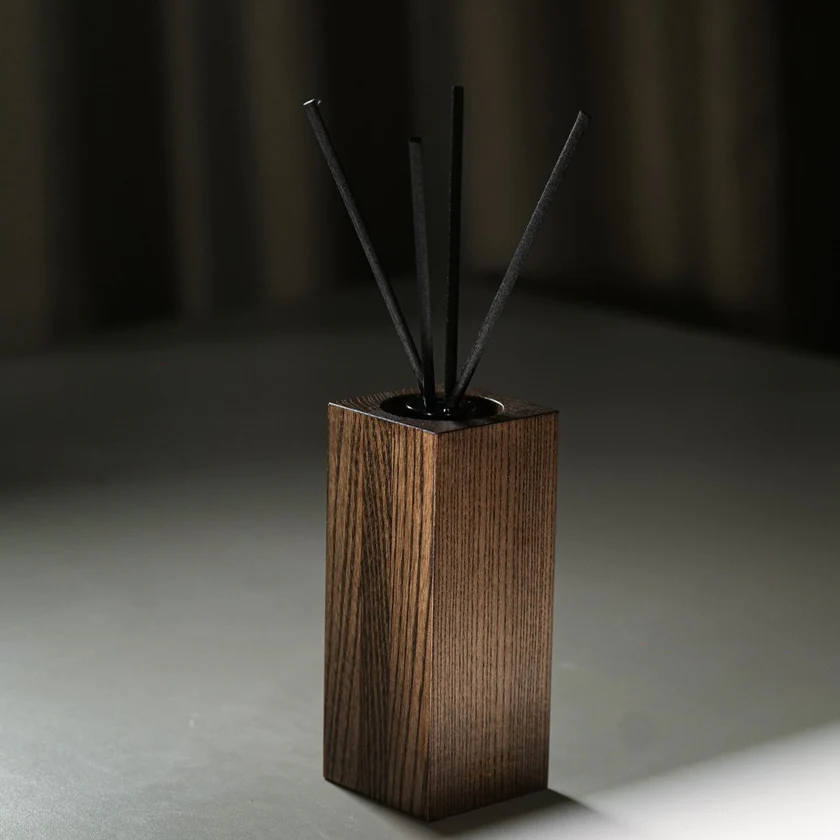 namų kvapas su lazdelėmis